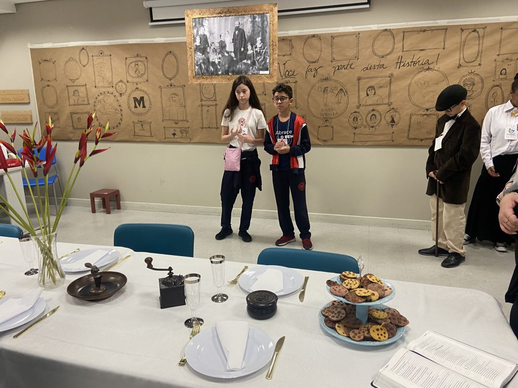 A turma do 6° ano representou a sala da escolinha da Mary Ann, onde começou o Mackenzie. 