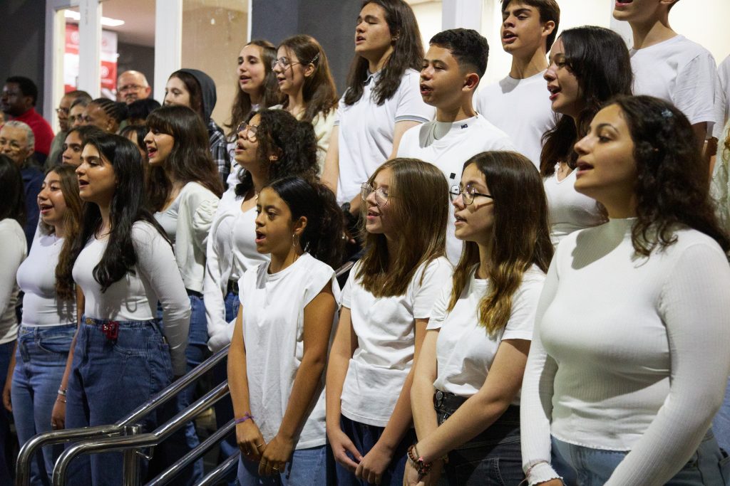 O grupo de alunos do CPM Tamboré que integra o Macksingers veio até o campus Higienópolis para participar do evento