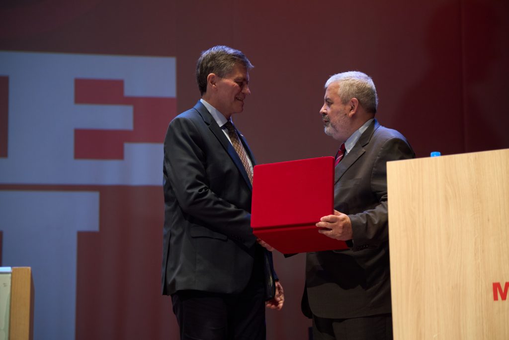 Em sua despedida do cargo, Milton Flávio recebeu uma placa simbólica por sua contribuição como diretor presidente do IPM.